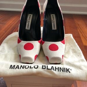 HOST PICK ❤️❤️❤️Authentic Manolo blahnik 38.5